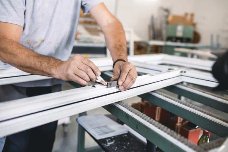 Fabriek kunststof kozijn wordt gemaakt